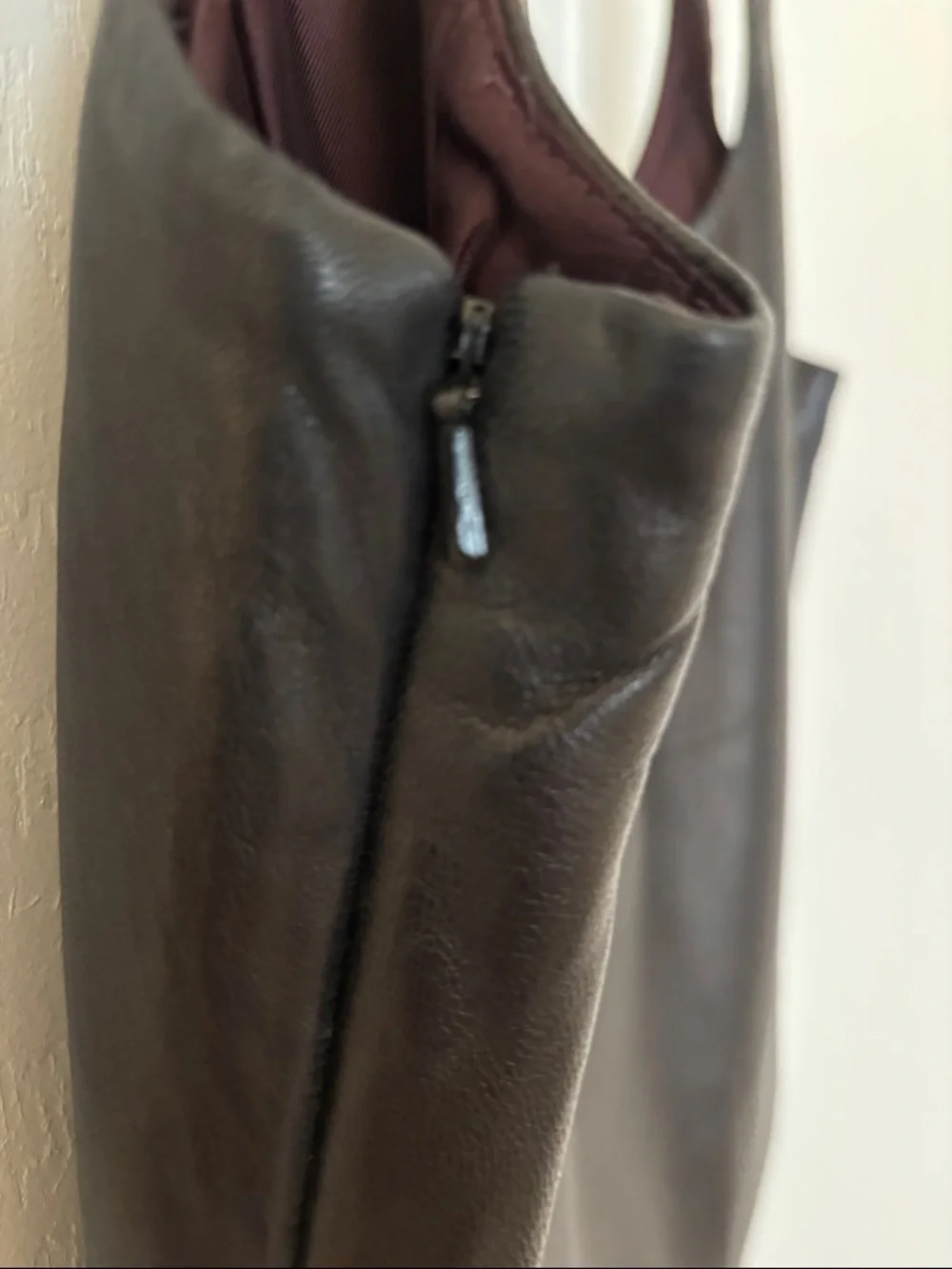 Emanuel: Soft leather vest lined in Burgandy with floral appliqué signature fo - Picture 7 of 9